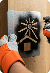 рабочий использует трафарет из нержавейки