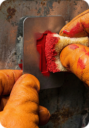 рабочий маркирует с помощью трафарета из нержавейки