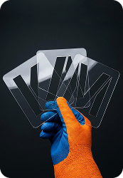 рабочий держит в руках пластиковый трафарет