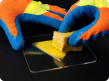 рабочий применяет пластиковый трафарет