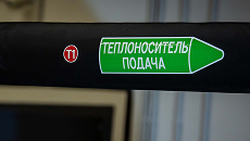 Зеленая наклейка «Теплоноситель подача» на трубопроводе
